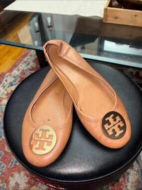 Tory Burch  soft Leather Ballet Flats with Gold Logo Medallion - Tan size9.5 M,